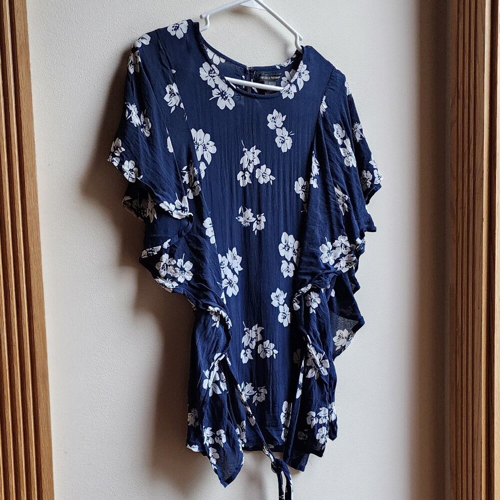 Chelsea & Theodore Navy/White Floral Ruffled Blouse With Tied Waist Size Large